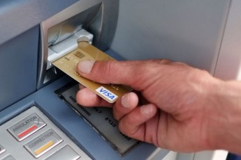 Чим небезпечна забута у банкоматі картка: нова 
