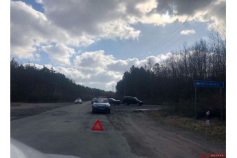 Поблизу Луцька – аварія: зіткнулось три автівки (фото)