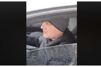 За головною муніципалкою Луцька стежать невідомі на поліцейському авто (відео)