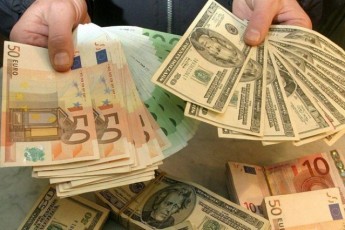 Долар і євро прискорили зростання: опублікований курс у банках України