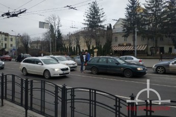 У центрі Луцька перед пішохідним переходом − аварія (фото)