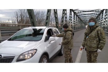 Госпіталізували 23 заробітчан: на українському кордоні коронавірус запідозрили у жінки, що їхала автобусом з Італії
