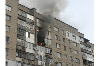 У Луцьку в багатоповерхівці горить балкон (фото/відео)