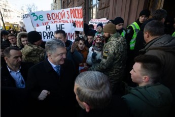Група підтримки та плакати: Порошенко прийшов у ДБР на допит (відео)