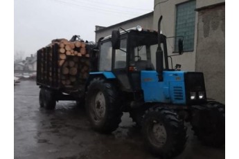 На Волині затримали трактор та вантажівку із нечіпованою деревиною (фото)