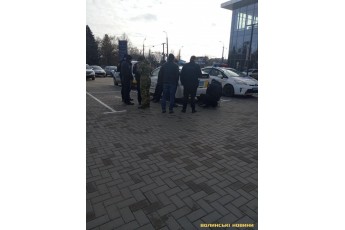 У Луцьку затримали чоловіка з мачете (фото, відео)
