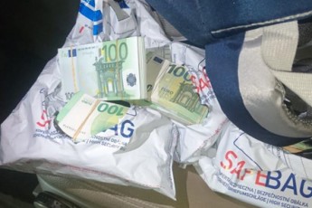 Українець намагався вночі вивезти з Польщі пакет з пачками доларів і втратив на кордоні готівку