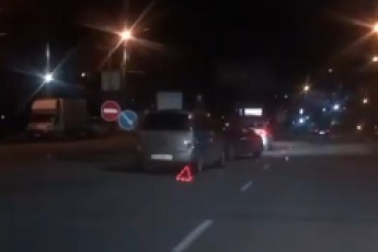 Вечірня аварія у Луцьку: поблизу ТРЦ зіткнулись легковики (відео)