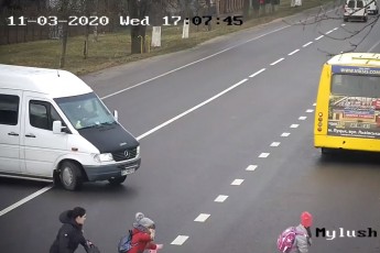 Під Луцьком бус на швидкості ледь не збив жінку з дітьми (відео)