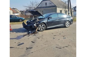 У місті на Волині – аварія: від удару автомобіль перекинувся на дах (фото, відео)