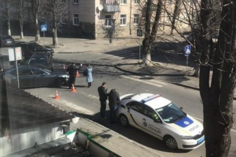У центрі Луцька − аварія, на місці події працюють медики та поліція (фото)