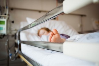 Заразила родичка-медсестра: в Україні у 5-річного хлопчика виявили коронавірус