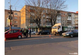 На перехресті у Луцьку − аварія, вантажівка протаранила легковик (фото)