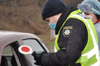 Через спалах коронавірусу в українських регіонах перекривають дороги: куди не проїхати