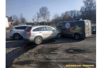 Біля Луцька сталася аварія за участю трьох автомобілів (фото)