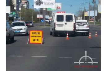 У Луцьку на перехресті – аварія за участі двох легковиків та швидкої (фото/відео)