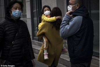 У Китаї люди влаштували масові зіткнення із поліцією: влада приховує жахливі наслідки коронавірусу (відео)