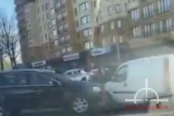 Грубо порушив правила: на Набережній у Луцьку зіткнулися два автомобілі, рух вулицею ускладнений (відео)