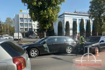Не дотримався дистанції: у Луцьку на проспекті зіткнулись два автомобілі (фото)