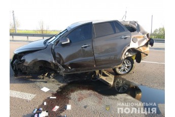 Автомобіль на швидкості влетів у відбійник: волиняни потрапили у жахливу аварію на Житомирщині (фото)