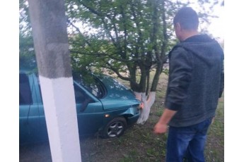 У селі поблизу Луцька п'яний водій в'їхав в дерево, – очевидці (фото)