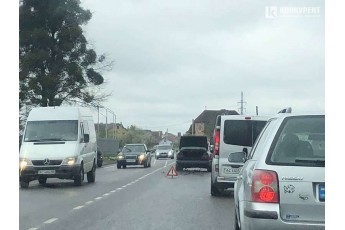 Під Луцьком зіткнулися два легковики, рух на цій ділянці дороги ускладнений (фото)