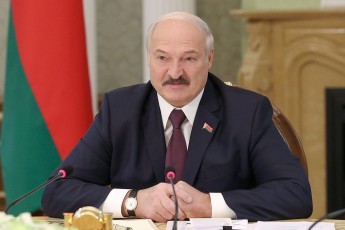 Не лізь, якщо ти мужик: з'явилося відео з новим перлом Лукашенка про пандемію