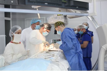 Вперше в Україні: на Волині провели унікальну операцію з ендопротезування (фото)