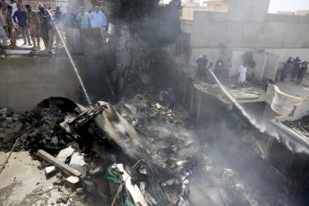 У житловому кварталі в Пакистані розбився літак: всі пасажири загинули