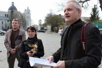 У відомого активіста у Луцьку провели обшуки: вилучили зброю