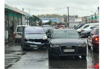 Біля Варшавського ринку у Луцьку зіткнулись дві автівки (фото)