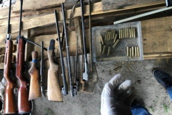 У волинянина під час обшуків знайшли незаконну зброю та бурштин (фото)
