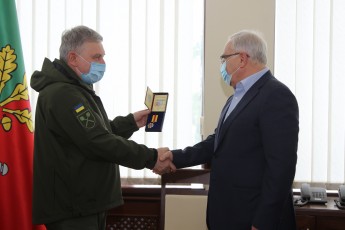 Міністр оборони нагородив скандального ексрегіонала Вілкула медаллю за допомогу бійцям ЗСУ