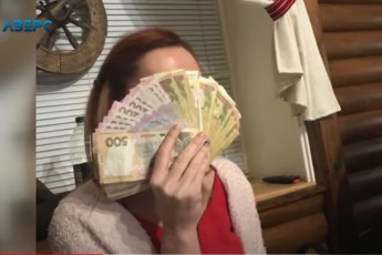 Патрульна з Луцька похизувалася грошима за зміну (відео)