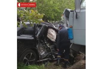Водія та пасажира деблокували рятувальники: під Луцьком КамАЗ протаранив легковик (фото)