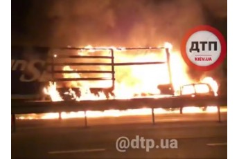 На трасі Київ-Чоп сталася жахлива аварія: водій легковика згорів живцем (відео)