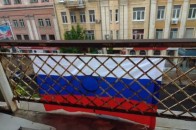 В Донецьку окупанти викрали громадянку ЄС, яка зняла зі свого балкону прапор Росії