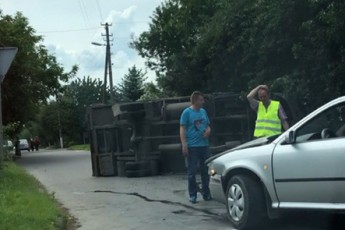 У Луцьку − ДТП, від удару перекинулась вантажівка (фото)
