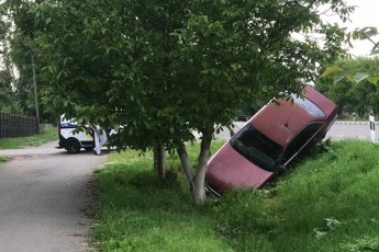 У селі під Луцьком – ДТП: автомобіль злетів у кювет (фото)