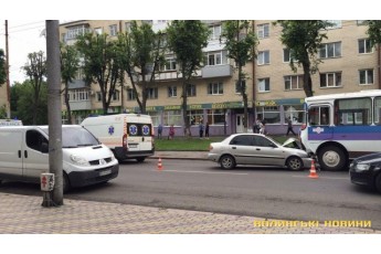 На центральній вулиці Луцька зіткнулися легковик та автобус, є потерпілі