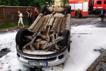 У Львові автівка на волинській реєстрації перекинулась на дах, є постраждалі (фото, відео)