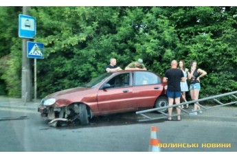 У Луцьку – ДТП: автівка знесла огорожу, рух дорогою ускладнений (відео)