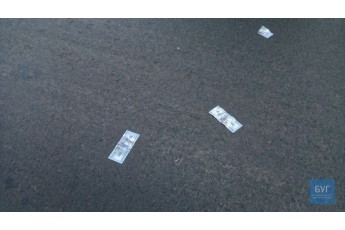 Зупинялися збирати всі: у місті на Волині посеред дороги розкидали долари (фото)