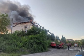 Поблизу міста на Волині – масштабна пожежа: горить будівля колишнього ресторану (відео)