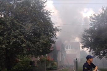 У Луцьку горить будинок, на місці події працюють рятувальники та медики (фото)