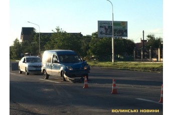 На місці події працює поліція: на виїзді з Луцька – аварія (фото)
