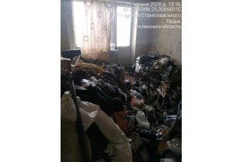 У Луцьку в квартирі чоловік влаштував сміттєзвалище (фото)