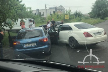 У Луцьку зіткнулись Audi та Mercedes, є потерпілі (фото, відео)