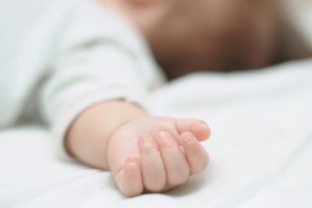 У 9-місячного малюка з Рівненщини, якого жорстоко побила мати, виявили COVID-19