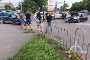 Розтрощив автомобіль і втік: у Луцьку на перехресті – аварія (відео)